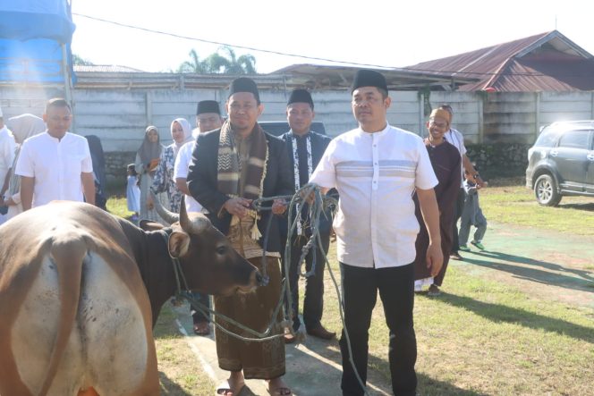 
 Kapolresta Kendari, Kombes Pol Eko Widiantoro, memimpin penyerahan hewan kurban. Foto: Istimewa