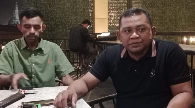 
 Ketua Umum AP2 Sultra, Fardin Nage (kiri) bersama Ketua Dewan Pembina La Ode Hasanuddin Kansi saat melakukan konferensi pers. Foto: Penafaktual.com