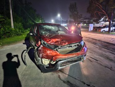 Mobil Honda CRV merah dengan nomor polisi DT 1196 ZE, yang dikendarai Muh Sulaiman Aulia secara brutal menabrak sebuah warung bensin dan seorang pengendara motor. Foto: Istimewa