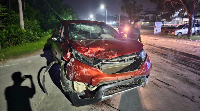 Mobil Honda CRV merah dengan nomor polisi DT 1196 ZE, yang dikendarai Muh Sulaiman Aulia secara brutal menabrak sebuah warung bensin dan seorang pengendara motor. Foto: Istimewa