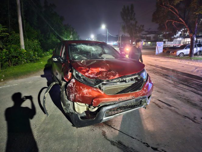 
 Mobil Honda CRV merah dengan nomor polisi DT 1196 ZE, yang dikendarai Muh Sulaiman Aulia secara brutal menabrak sebuah warung bensin dan seorang pengendara motor. Foto: Istimewa