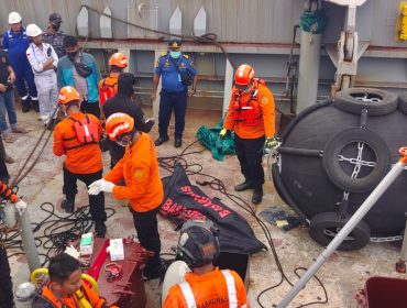 Insiden tragis yang menewaskan seorang anak buah kapal (ABK) dengan jabatan Bosun di MV Patria Nawasena. Foto: Istimewa  