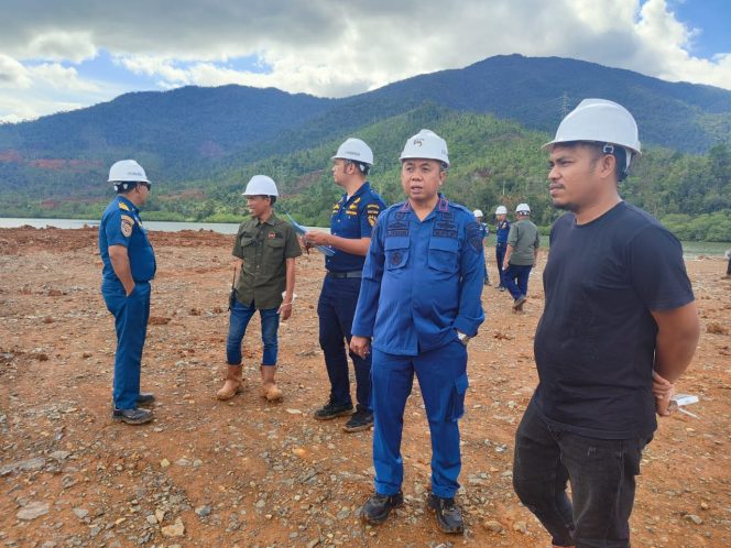 
 Kepala KUPP Kolaka, Lukman Hakim, meninjau jetty PT Mukia Makmur Perkasa (MMP) di kawasan Batu Putih, Kabupaten Kolaka Utara. Foto: Istimewa