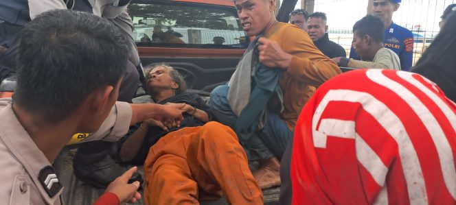  
Proses evakuasi korban yang diterkam buaya saat mencari kerang di pesisir pantai Desa Tondasi, Kecamatan Tiworo Utara, pada Minggu, 20 Juli 2025, sekitar pukul 14.35 WITA. Foto: Istimewa  