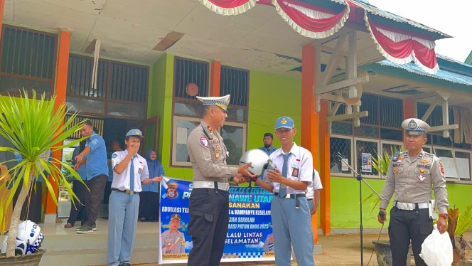 
 Satlantas Polres Konawe Utara menggelar edukasi tertib berlalu lintas dan kampanye keselamatan jalan di SMA Negeri 1 Asera. Foto: Istimewa