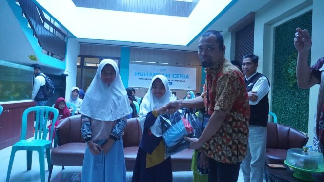 
 Manager PLN UP3 Kendari, Munawir, memberikan bingkisan perlengkapan sekolah berupa tas dan alat tulis. Foto: Istimewa