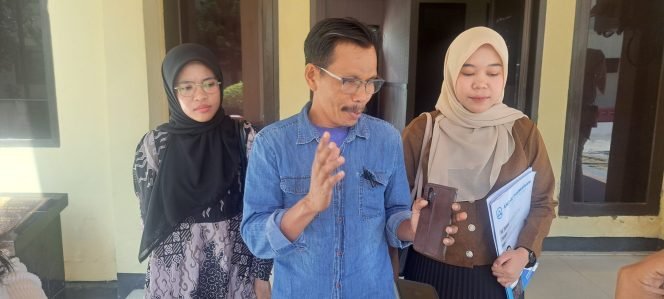 
 Darwis, anggota tim kuasa hukum HJR saat diwawancarai di Polda Sultra usai melaporkan selingkuhan Bos PT AMBO. Foto: Istimewa