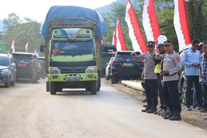 Sebanyak 42 personel Polres Konut diterjunkan untuk pengamanan peresmian Jembatan Bailey di Desa Sambandete, Kecamatan Oheo. Foto: Istimewa