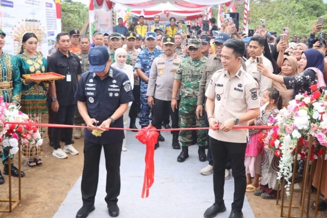 Gubernur Sultra, Mayjen TNI (Purn) Andi Sumangerukka, meresmikan Jembatan Bailey di Desa Sambandete, Kecamatan Oheo, Kabupaten Konawe Utara. Foto: Istimewa