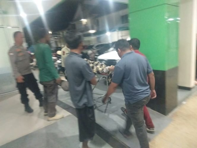 
 Korban dibawa ke RS Santa Anna Kendari menggunakan ambulans dari Kantor Kesehatan Pelabuhan, namun nyawanya sudah tak tertolong. Foto: Istimewa