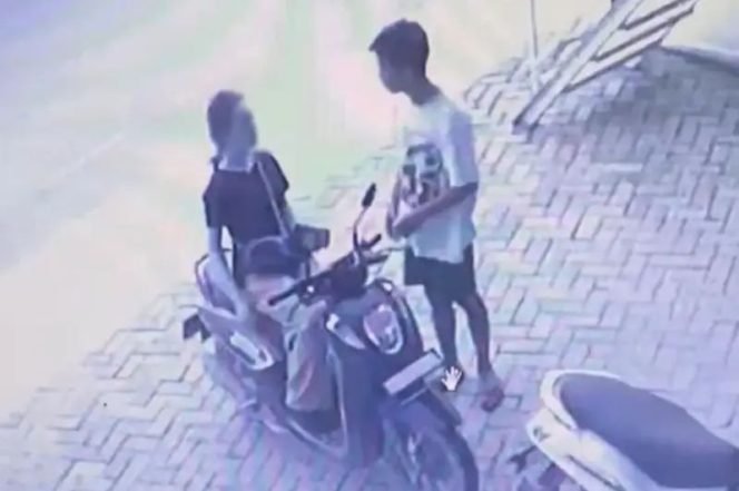 
 Pria bersama wanita diduga kekasihnya terekam kamera pengawas di sebuah minimarket saat berbelanja. Foto: Istimewa