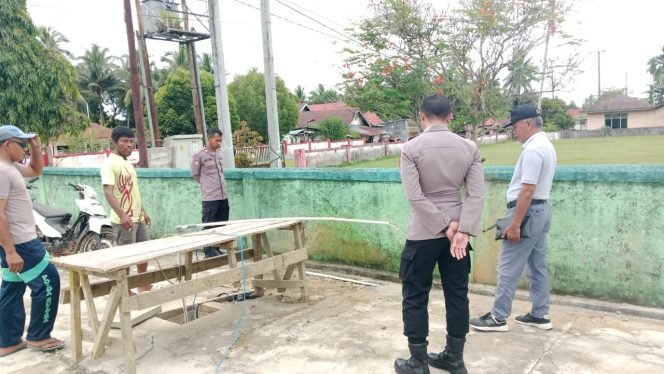 
 Aiptu Ahmad Syamsul personel Polsek Tongkuno Polres Muna menggali sumur bor secara pribadi untuk keperluan air bersih masyarakat. Foto: Istimewa