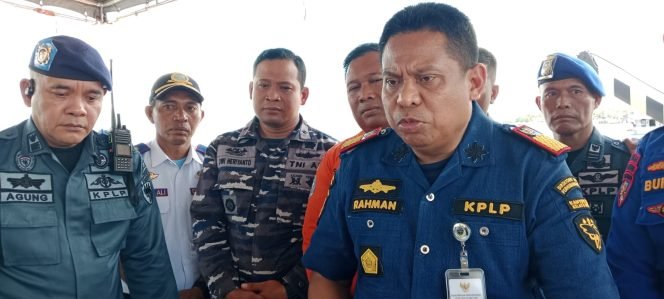 
 Kepala KSOP Kendari, Capt Raman saat diwawancarai awak media. Foto: Istimewa