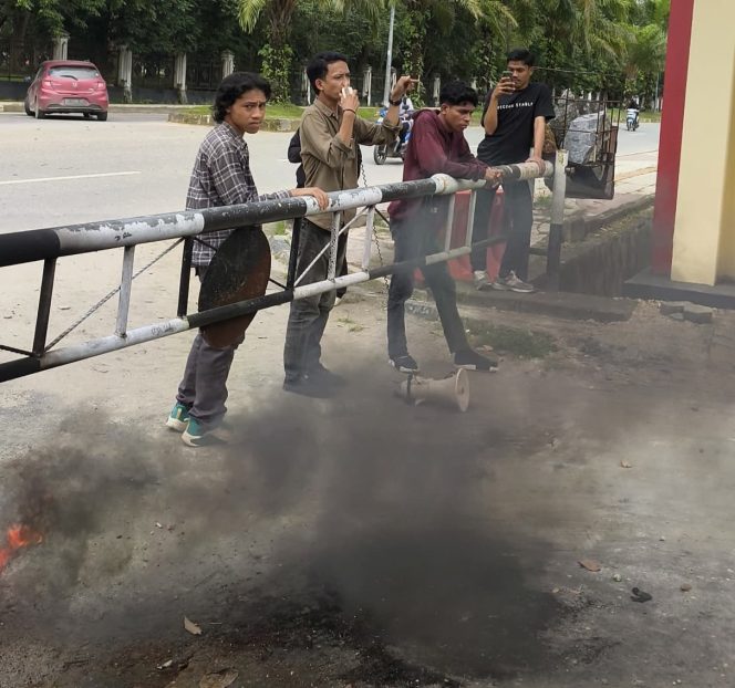 
 Konsorsium Mahasiswa Hukum Sulawesi Tenggara menggelar aksi demonstrasi di depan Markas Kepolisian Daerah Sulawesi Tenggara menyoroti dugaan praktik peredaran minyak tanah ilegal di Kecamatan Wakorumba Utara. Foto: Istimewa  