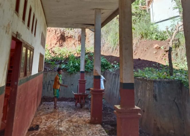 
 Kondisi SDN 3 Lasolo di Desa Boedingi, Kecamatan Lasolo Kepulauan dihantam lumpur sisa penambangan PT Daka. Foto: Istimewa