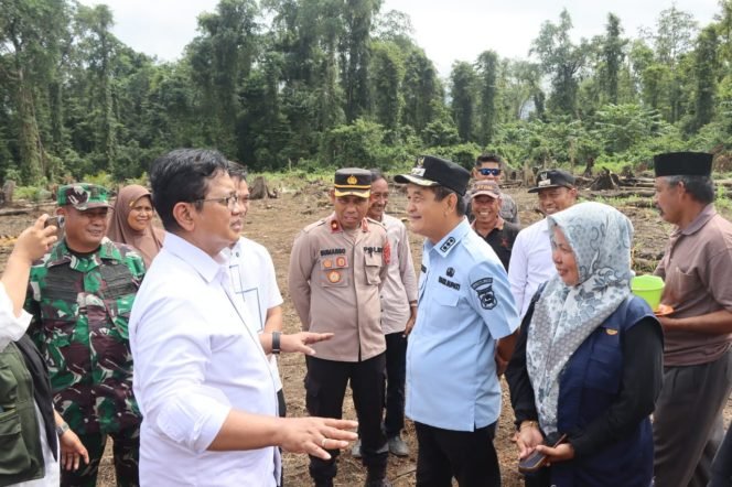Kunjungan kerja Wakil Menteri Transmigrasi RI, Viva Yoga Mauladi, di kawasan Transmigrasi Hialu, Desa Sambandete, Kecamatan Oheo, Kabupaten Konawe Utara. Foto: Istimewa