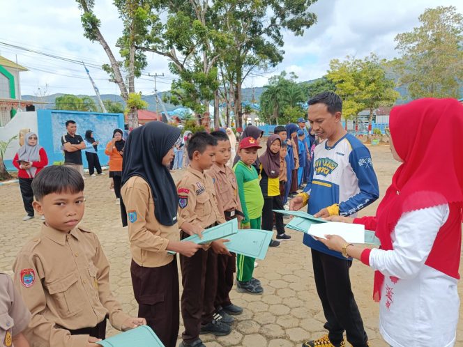 
 PLT Kadis Dikbud Bombana, Ir. Asdar Darwis, menyerahkan uang pembinaan kepada 17 siswa berprestasi di bidang olahraga. Foto: Istimewa