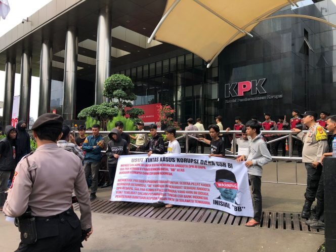 
 Mahasiswa menggelar aksi unjuk rasa di depan Gedung Komisi Pemberantasan Korupsi (KPK) RI. Foto: Istimewa