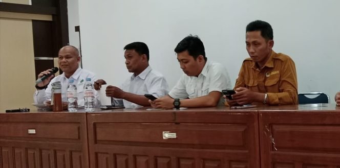 
 Kepala Seksi Wilayah II BKSDA Sultra, Prihanto (ujung kiri) saat menjelaskan terkait izin lintas kawasan konservasi Taman Wisata Alam Laut (TWAL) Pulau Labengki. Foto: Istimewa
