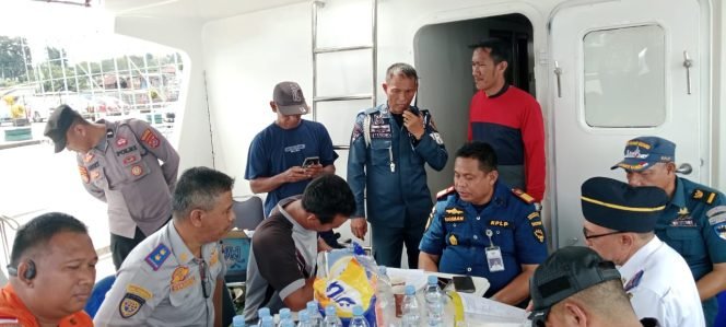 
 Pemeriksaan dokumen kapal rakyat oleh tim patrol gabungan. Foto: Penafaktual.com