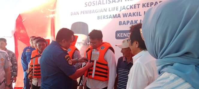 Pembagian life jacket kepada pemilik kapal tradisional. Foto: Penafaktual.com