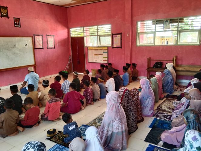 
 Sholat Dzuhur Berjamaah bagi peserta didik yang beragama Islam di lingkungan sekolah masing-masing. Foto: Penafaktual.com