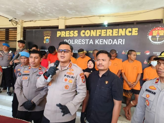 
 Konferensi pers penangkapan 4 pelaku pencurian kendaraan bermotor yang telah beraksi di 40 lokasi di Kota Kendari. Foto: Istimewa