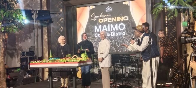 
 Wali Kota Kendari Siska Karina Imran memotong tumpeng peresmian Maimo Caffe dan Bistro yang terletak di Jalan Saosao Nomor 240, Kelurahan Bende, Kecamatan Kadia. Foto: Penafaktual.com
