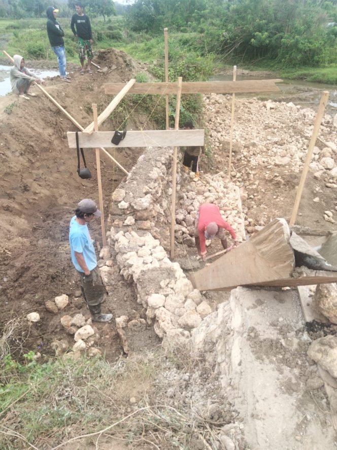 
 Bendung Irigasi di Desa Raurau, Kecamatan Rarowatu, Kabupaten Bombana yang roboh. Foto: Istimewa