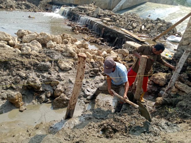
 Bendung Irigasi di Desa Raurau, Kecamatan Rarowatu, Kabupaten Bombana yang roboh. Foto: Istimewa