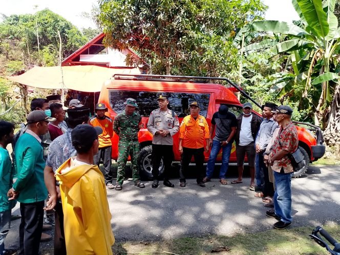 Proses pencarian petani di Muna yang diterkam buaya, setelah akhirnya ditemukan mayatnya dengan kondisi sudah tidak utuh. Foto: Istimewa