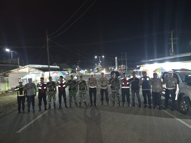 
 Polres Konawe Utara bersama Kodim 1430 Konawe Utara menggelar patroli gabungan untuk menjaga stabilitas keamanan. Foto: Istimewa