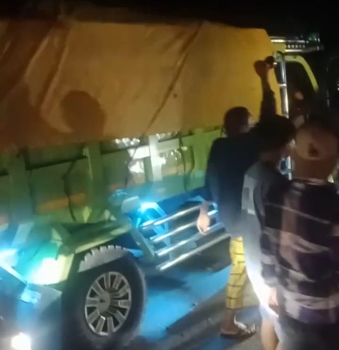 
 Tragedi kecelakaan lalulintas yang melibatkan mobil dump truck PT ST Nikel dan pengendara motor pada Jumat, 15 Agustus 2025 malam di Desa Amosilu, Kecamatan Besulutu, Kabupaten Konawe. Foto: Istimewa