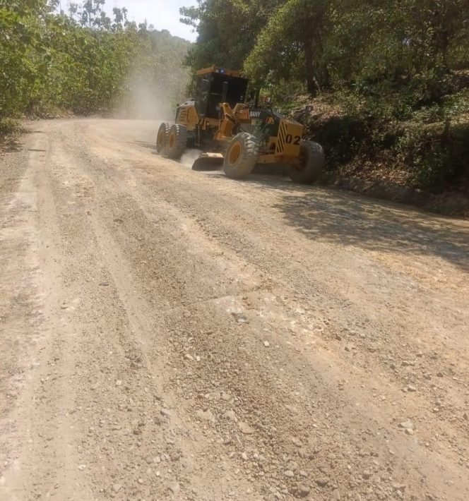 
 Aksi nyata PT TBS dan Almhariq melakukan perbaikan jalan poros Kecamatan Kabaena Selatan, Kabupaten Bombana. Foto: Istimewa