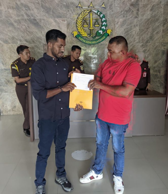 
 AP2 Sultra melaporkan Kepala SMAN 4 Kendari ke Kejaksaan Tinggi Sultra pada Jumat, 29 Agustus 2025 terkait dugaan pungutan liar (pungli) terhadap siswa. Foto: Istimewa  