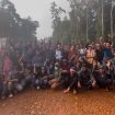 Aliansi Masyarakat Routa Bersatu mengirimkan surat terbuka untuk Gubernur Sultra, Andi Sumangerukka di pintu utama atau Pos 1 PT Sulawesi Cahaya Mineral (SCM). Foto: Istimewa