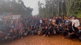 Aliansi Masyarakat Routa Bersatu mengirimkan surat terbuka untuk Gubernur Sultra, Andi Sumangerukka di pintu utama atau Pos 1 PT Sulawesi Cahaya Mineral (SCM). Foto: Istimewa