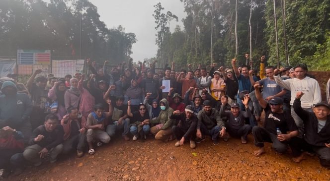 Aliansi Masyarakat Routa Bersatu mengirimkan surat terbuka untuk Gubernur Sultra, Andi Sumangerukka di pintu utama atau Pos 1 PT Sulawesi Cahaya Mineral (SCM). Foto: Istimewa