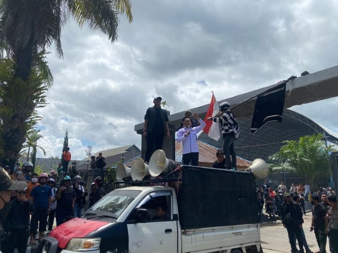 
 Ketua LBH Himpunan Advokat Muda Indonesia (HAMI) Provinsi Sulawesi Tenggara, Andri Darmawan menyampaikan orasi. Foto: Penafaktual.com
