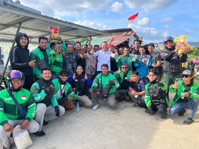 
 Kadin Sultra membagikan 400 karung beras kepada ratusan pengemudi ojek online di Kota Kendari. Foto: Istimewa