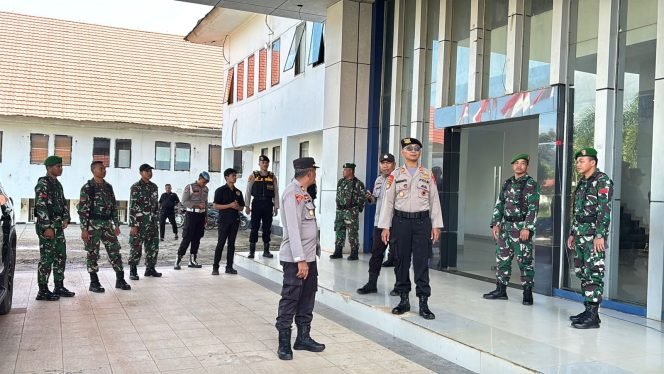 
 Polres Konawe Utara bersama Kodim 1430 Konawe Utara menggelar patroli gabungan. Foto: Istimewa  