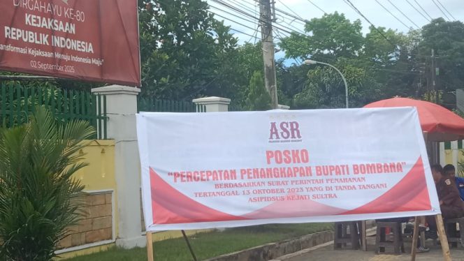 
 Aliansi Suara Rakyat Sulawesi Tenggara mendirikan posko percepatan penangkapan Bupati Bombana, Ir Burhanuddin, di depan Kantor Kejaksaan Tinggi Sultra. Foto: Istimewa