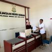 Forum Masyarakat Peduli Bombana (FMPB) melaporkan proyek Bendung Raurau yang menelan anggaran Rp1,3 miliar ke Kejaksaan Negeri Bombana. Foto: Istimewa  