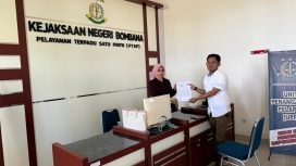 Forum Masyarakat Peduli Bombana (FMPB) melaporkan proyek Bendung Raurau yang menelan anggaran Rp1,3 miliar ke Kejaksaan Negeri Bombana. Foto: Istimewa  