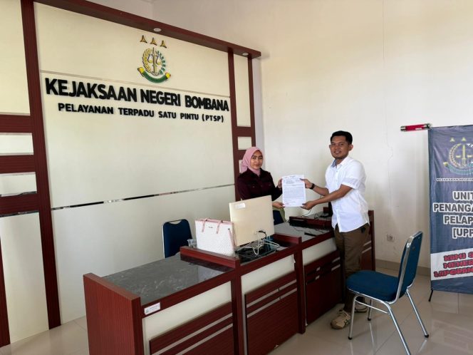 
 Forum Masyarakat Peduli Bombana (FMPB) melaporkan proyek Bendung Raurau yang menelan anggaran Rp1,3 miliar ke Kejaksaan Negeri Bombana. Foto: Istimewa  