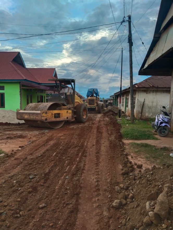 
 PT Wijaya Inti Nusantara melakukan penataan jalan desa sepanjang kurang lebih 400 meter dengan lebar 3 meter di Desa Torobulu. Foto: Istimewa