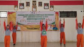 Siswa sekolah dasar di Kecamatan Lainea, Kabupaten Konawe Selatan, mengikuti kegiatan Senam Indonesia Hebat yang diselenggarakan oleh Tim Dosen Universitas Halu Oleo (UHO) Jurusan Penjaskesrek dan Universitas Negeri Makassar Jurusan Sosiologi melalui Program Pengabdian kepada Masyarakat (PKM). Foto: Istimewa  