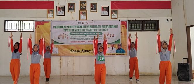 
 Siswa sekolah dasar di Kecamatan Lainea, Kabupaten Konawe Selatan, mengikuti kegiatan Senam Indonesia Hebat yang diselenggarakan oleh Tim Dosen Universitas Halu Oleo (UHO) Jurusan Penjaskesrek dan Universitas Negeri Makassar Jurusan Sosiologi melalui Program Pengabdian kepada Masyarakat (PKM). Foto: Istimewa  
