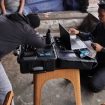 Disdukcapil Konsel saat memberikan pelayanan KTP di Rumah Warga. Foto: Istimewa
