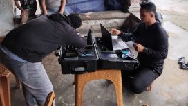 Disdukcapil Konsel saat memberikan pelayanan KTP di Rumah Warga. Foto: Istimewa